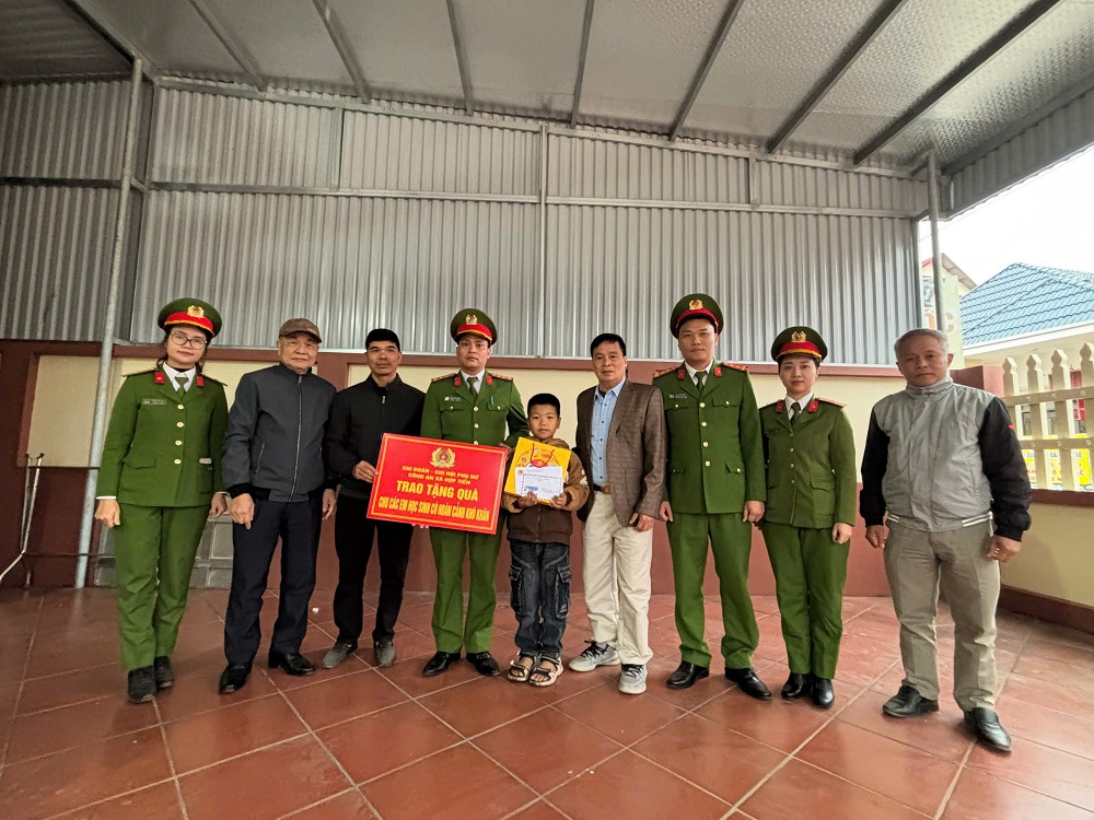 Chi đoàn Thanh niên và Chi hội Phụ nữ Công an xã Hợp Tiến thăm hỏi, tặng quà học sinh có hoàn cảnh khó khăn nhân dịp Tết Nguyên đán